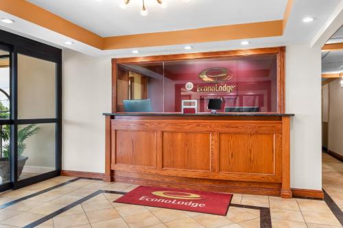 イズリンにあるEcono Lodge Woodbridgeのホテルのロビーにはフロントデスクと赤い敷物があります。