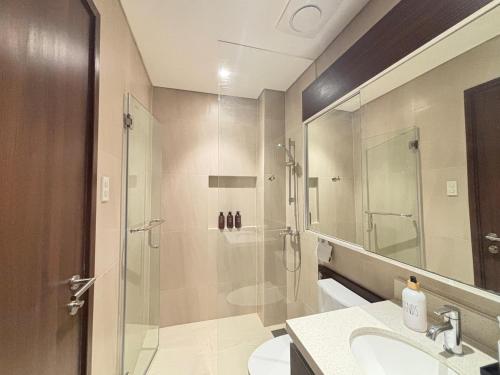 un bagno con doccia e lavandino di Luxury Seaview Studio in Tambuli with free coffee a Maribago