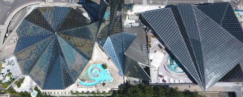 an overhead view of a large building with a pool at Barthe Holidays I Acogedor estudio en El Tarter 4PAX I Rústico, Vistas al valle, Parking I Esquirol in El Tarter