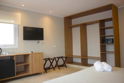 Μια τηλεόραση ή/και κέντρο ψυχαγωγίας στο Terra Alta Suites