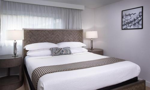 Katil atau katil-katil dalam bilik di West Beach Inn, a Coast Hotel