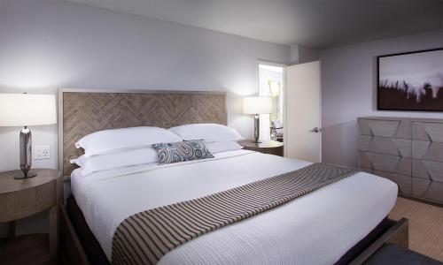 Katil atau katil-katil dalam bilik di West Beach Inn, a Coast Hotel