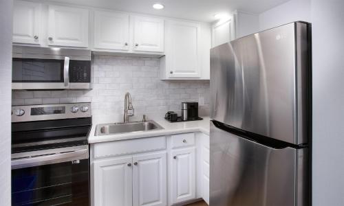 Dapur atau dapur kecil di West Beach Inn, a Coast Hotel