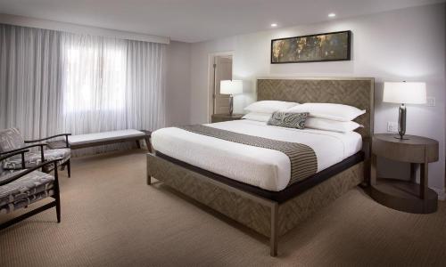 Katil atau katil-katil dalam bilik di West Beach Inn, a Coast Hotel