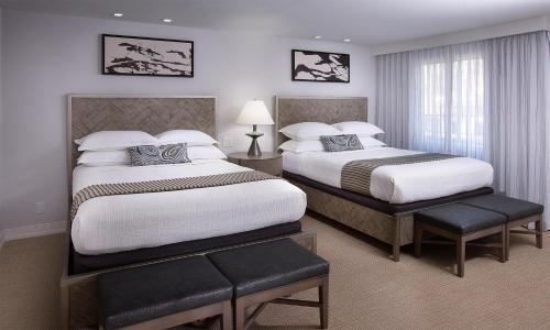 Katil atau katil-katil dalam bilik di West Beach Inn, a Coast Hotel