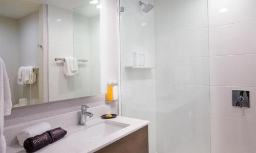 Bilik mandi di West Beach Inn, a Coast Hotel