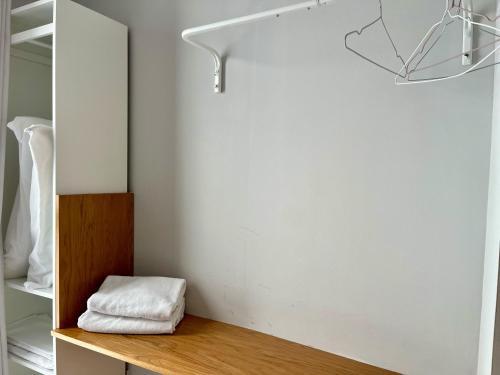 Cette chambre comprend un miroir et une étagère avec une serviette. dans l'établissement Labradores 13, à Alicante