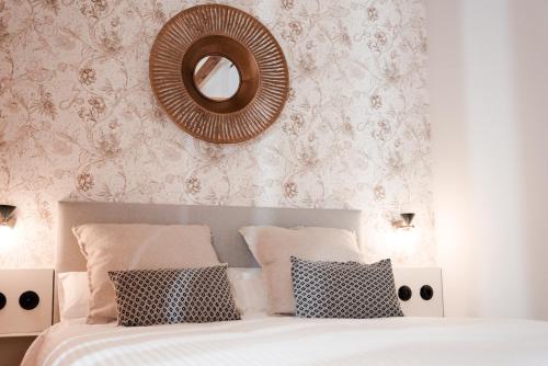 a bedroom with a bed with a mirror on the wall at Hotel Spa Los Mercaderes in Talavera de la Reina