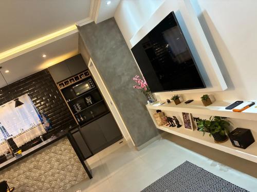 a living room with a flat screen tv on a wall at Sereno Paty Retreat - near Paty Agro Show in Paty do Alferes