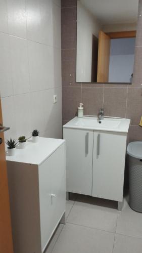 a white bathroom with a sink and a mirror at Apartamentos calatorao con jardín y 3 habitaciones in Calatorao