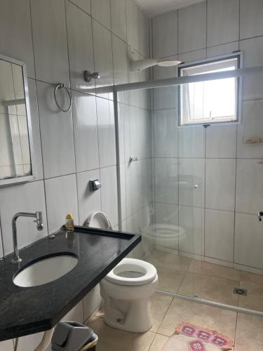 Un baño de Chácara Luar churrasqueira piscina e jogos