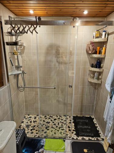 Bilik mandi di 1 petite chambre dans une maison privé