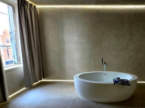 DUNE at Spanish Steps Luxury Apartment-Suite photo 22