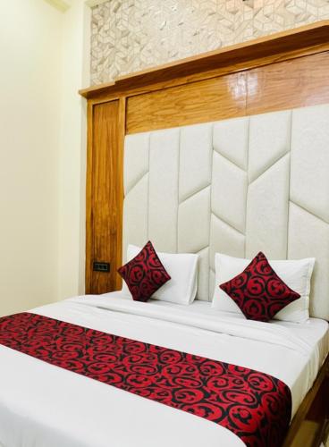 Un dormitorio con una cama con almohadas rojas y blancas. en Hotel Clear View, en Mathura