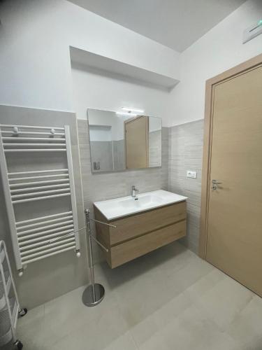 a bathroom with a sink and a mirror at "O Funnucu Baruni" in Giarre