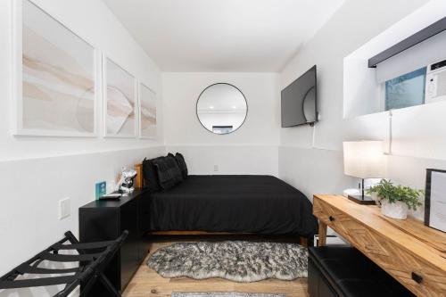 a bedroom with a bed and a mirror at Hollywood Hills Retreat - Next to Universal Studios in Los Angeles