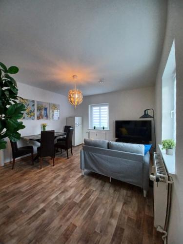 Μια τηλεόραση ή/και κέντρο ψυχαγωγίας στο Modernes Apartment mit 3 Schlafräumen nahe Leipzig