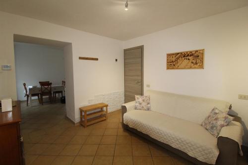 a living room with a couch and a table at L'incantevole vista in Colico