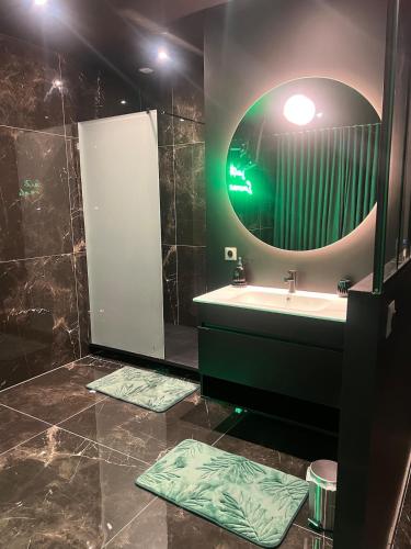 Suite Emeraude في سانت إتيان: حمام مزود بحوض ومِرآة