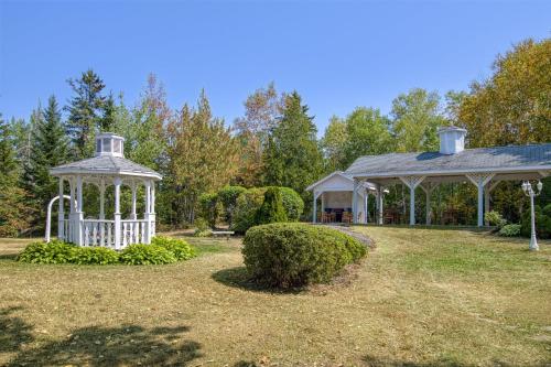 a gazebo in the middle of a yard at Dannys Suites, SureStay Collection by Best Western in Beresford