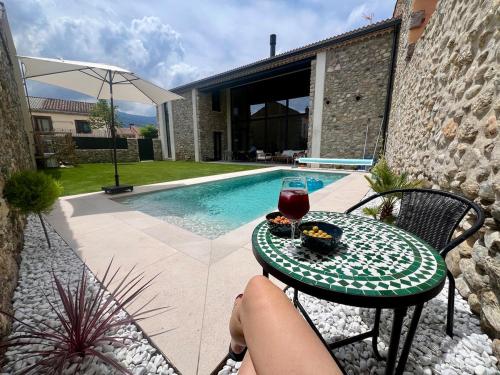 une personne assise à une table avec un verre de vin dans l'établissement El Pajar de Rascafría, à Rascafría