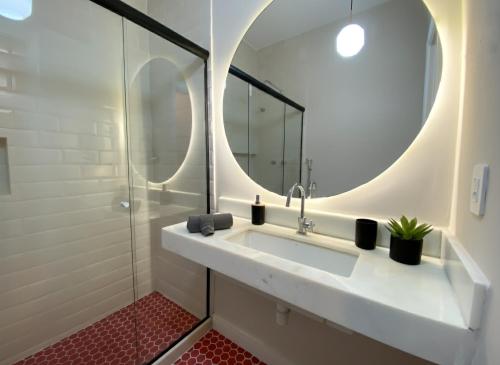 een badkamer met een wastafel en een spiegel bij Apartamento à Beira-Mar na Urca in Rio de Janeiro