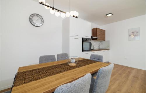 Kuchyň nebo kuchyňský kout v ubytování 2 Bedroom Beautiful Apartment In Crikvenica