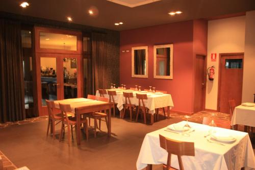 Restoran või mõni muu söögikoht majutusasutuses Bi Terra tu descanso zona Miraz Sobrado