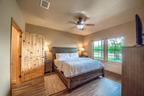 En eller flere senge i et værelse på Old Mills Resort OM A11