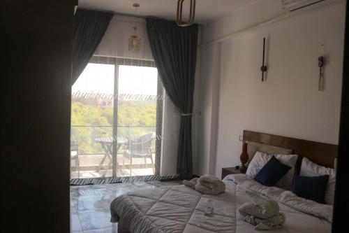 Ένα ή περισσότερα κρεβάτια σε δωμάτιο στο Flower of life guest house