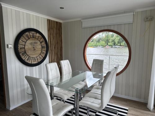 Posezení v ubytování Lilla Privát Lakóhajó Tokaj