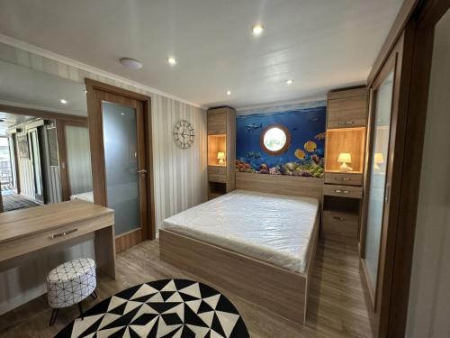 Postel nebo postele na pokoji v ubytování Lilla Privát Lakóhajó Tokaj