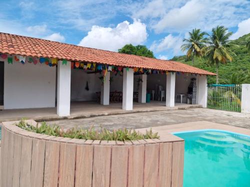 una casa con piscina y valla en Daianne Silva Barbosa, en Belém