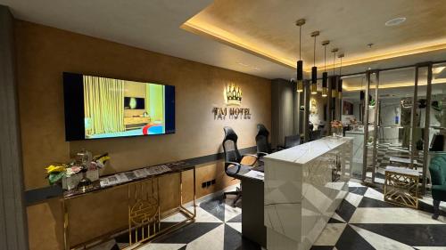 Μια τηλεόραση ή/και κέντρο ψυχαγωγίας στο TAJ Executive Hotel With Premium Services