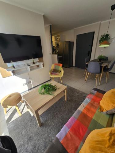 a living room with a coffee table and a couch at Departamento 3 hab 1 baño céntrico in Rancagua