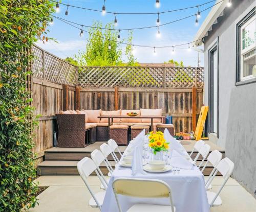 a patio with a table and chairs and a fence at Beautiful renovated house in Downtown Napa 4BD 2BA in Napa
