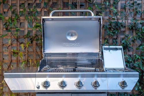 a grill sitting in front of a fence at Beautiful renovated house in Downtown Napa 4BD 2BA in Napa