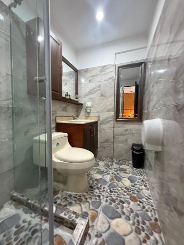 Un baño de The Garden Lleras 10