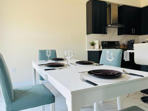 Luxury 4BR Family Retreat in Thorold, Just 10 Mins from Niagara Falls & Wineries Free Parkingにあるキッチンまたは簡易キッチン