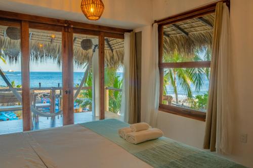 a bedroom with a bed with a view of the ocean at Casa Estrella Fugaz Rinconcito Mazunte in Santa María Tonameca