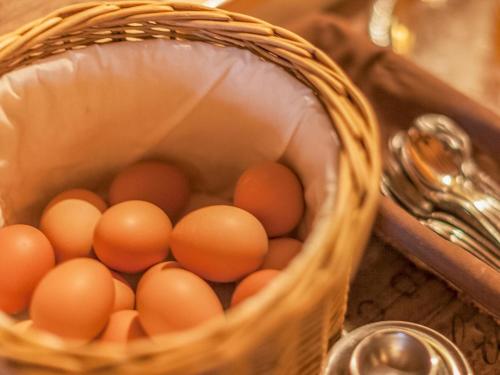a basket filled with brown eggs on a table at Pension Blaiken XL in Ralser