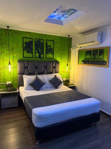 Una cama o camas en una habitación de The Garden Lleras 10