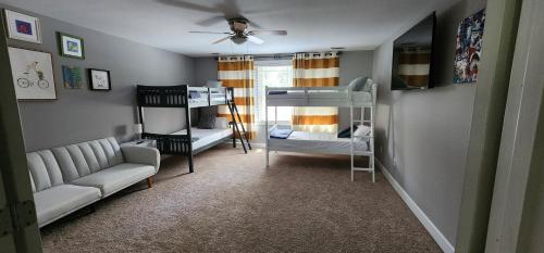 a living room with two bunk beds and a couch at SASA Deer Lodge Superb 6-bedroom house with AC in Richmond Hill
