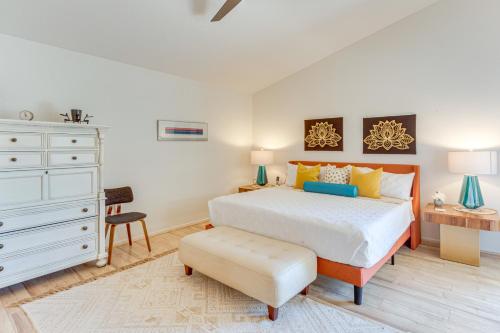 Ένα ή περισσότερα κρεβάτια σε δωμάτιο στο Pool Access, WFH Ready Home in Palm Desert