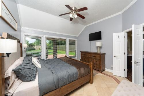 Katil atau katil-katil dalam bilik di Home in League City, TX with firepit & grill
