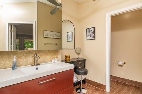 Bilik mandi di Home in League City, TX with firepit & grill