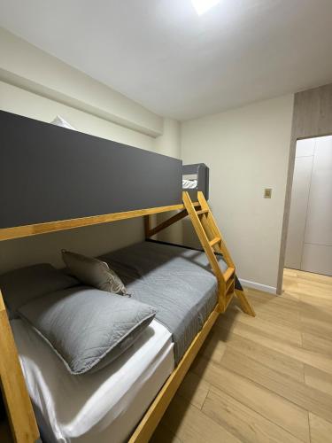 a bedroom with a bunk bed with a wooden bed frame at Moderno apartamento 1 minuto de la playa in Chichiriviche