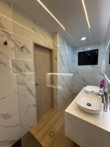 a bathroom with a white sink and a shower at Moderno apartamento 1 minuto de la playa in Chichiriviche