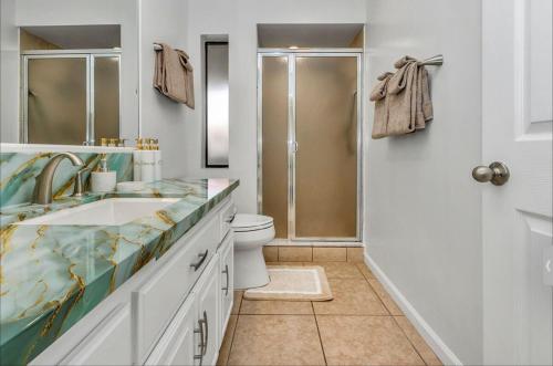 Bright and Stylish Downtown Condo 4 Beds, 2BR and 2BA衛浴