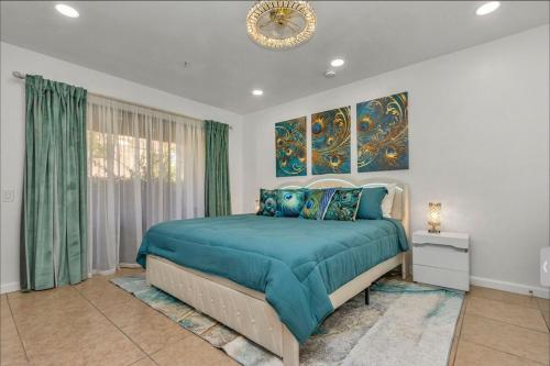 Bright and Stylish Downtown Condo 4 Beds, 2BR and 2BA房間的床